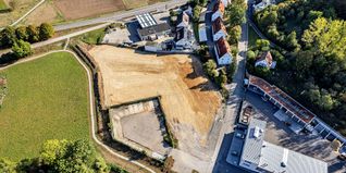 Das Baugelände für den Feuerwehrhaus-Neubau in Grafenau an der Landesstraße neben der Tankstelle.